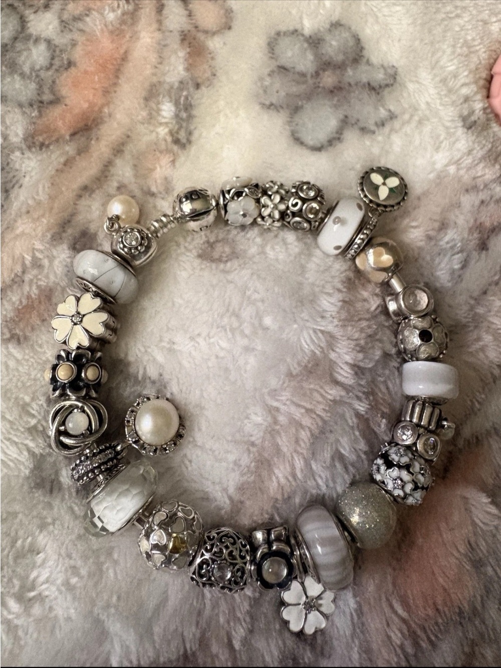 Pandora bangle with white and silver theme